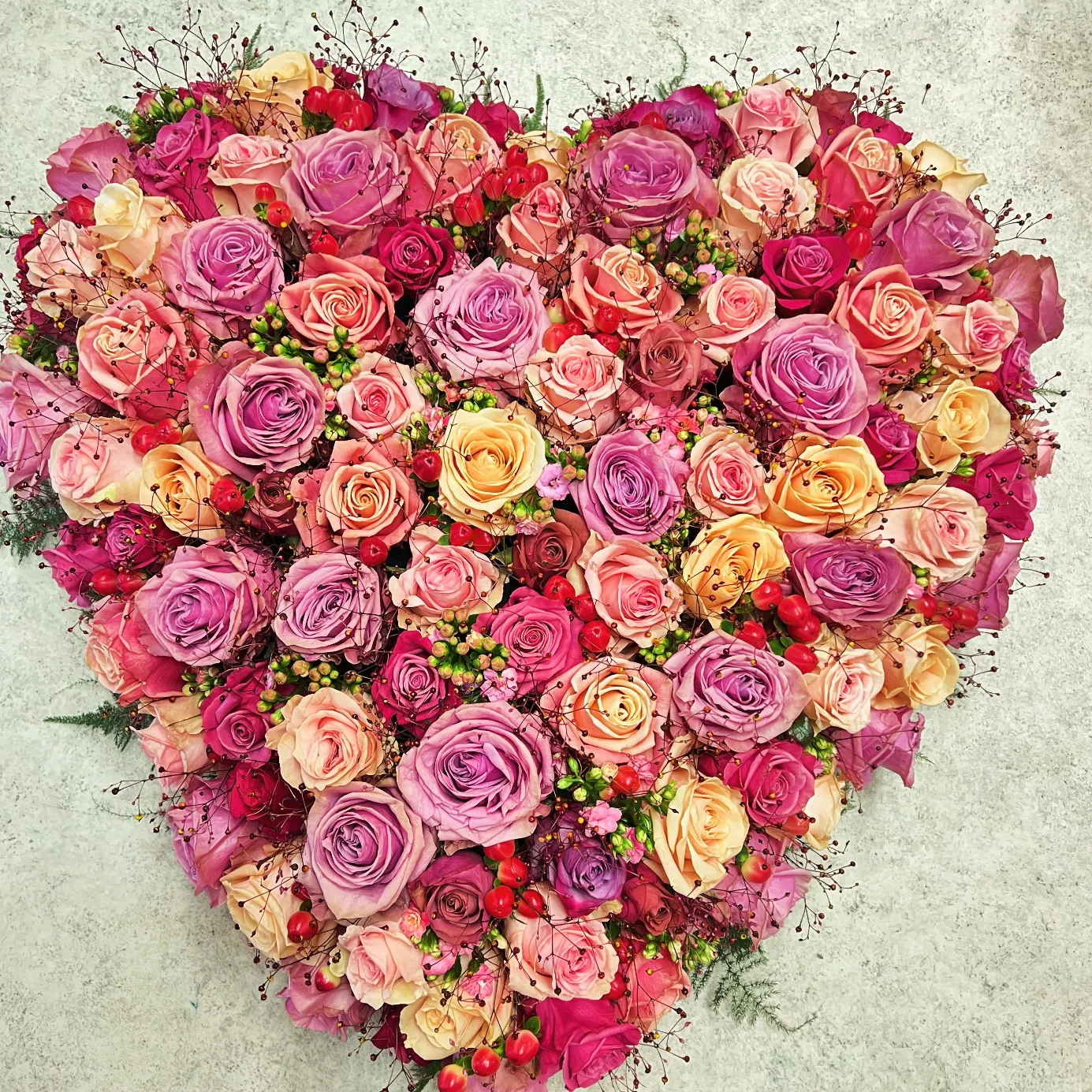 Hartvormig rouwbloemstuk met rozen