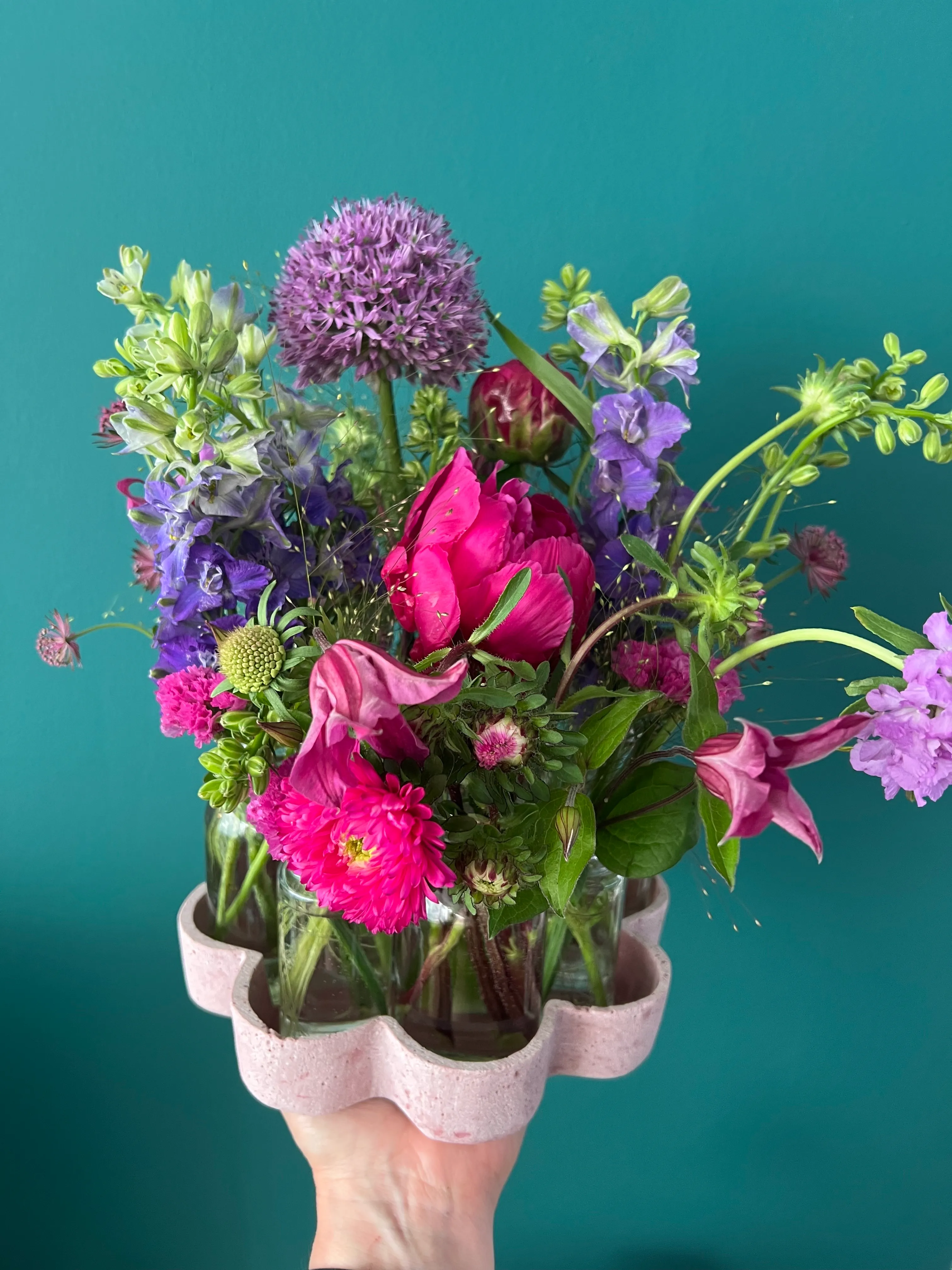 Kleurrijk seizoensboeket op plateau