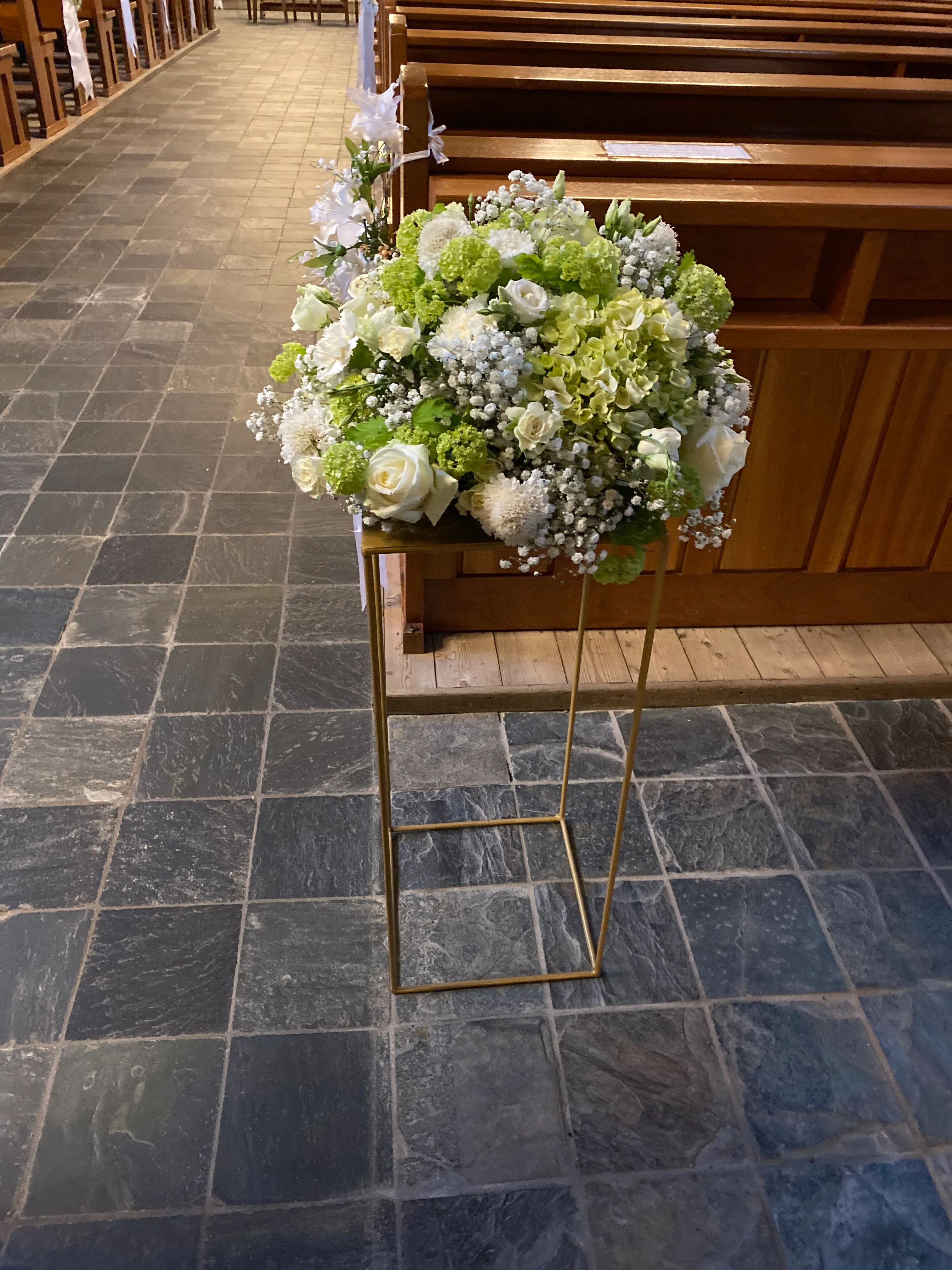 Bloemstuk in kerk voor ceremonie