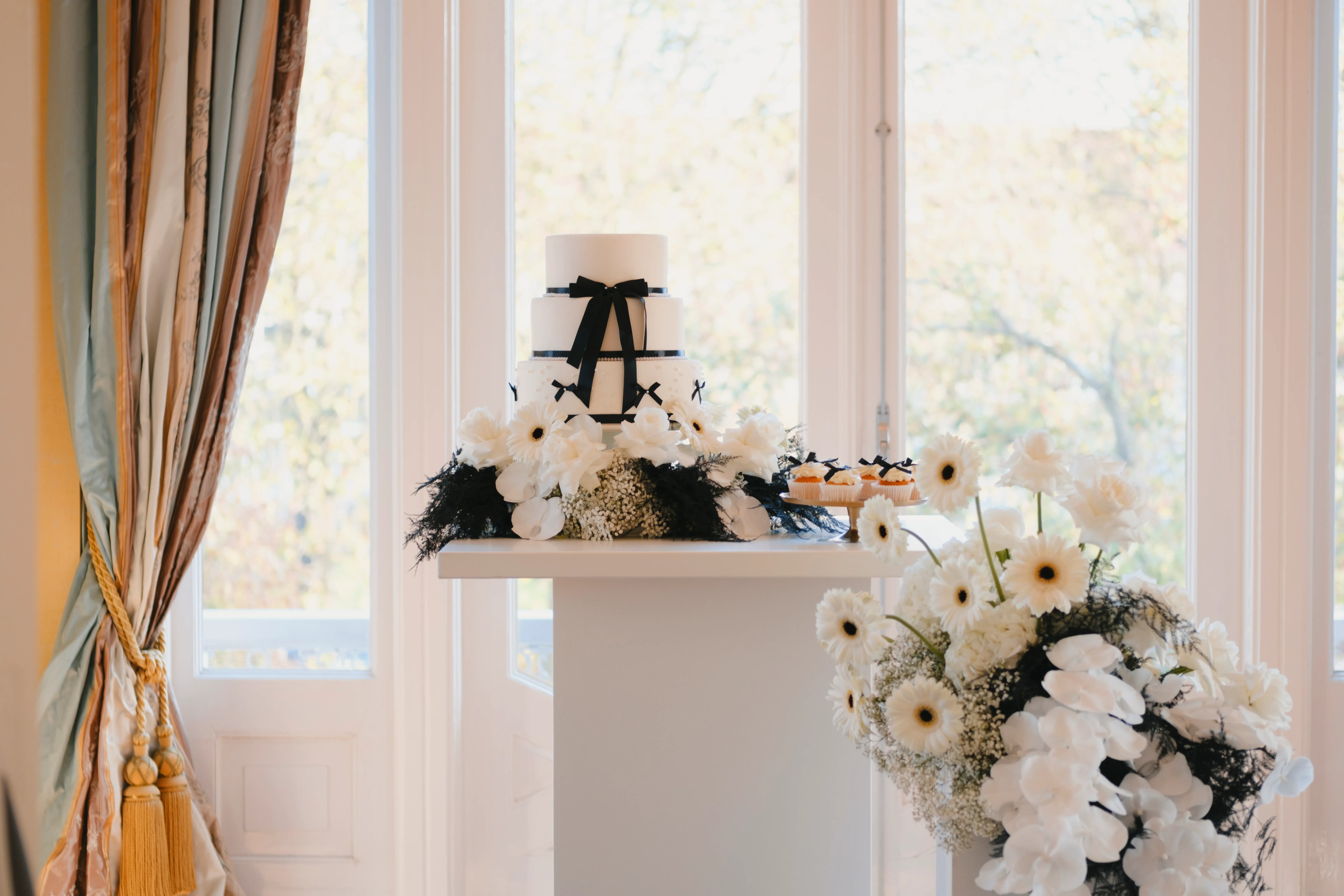 Bruidstaart versierd met vers bloemwerk