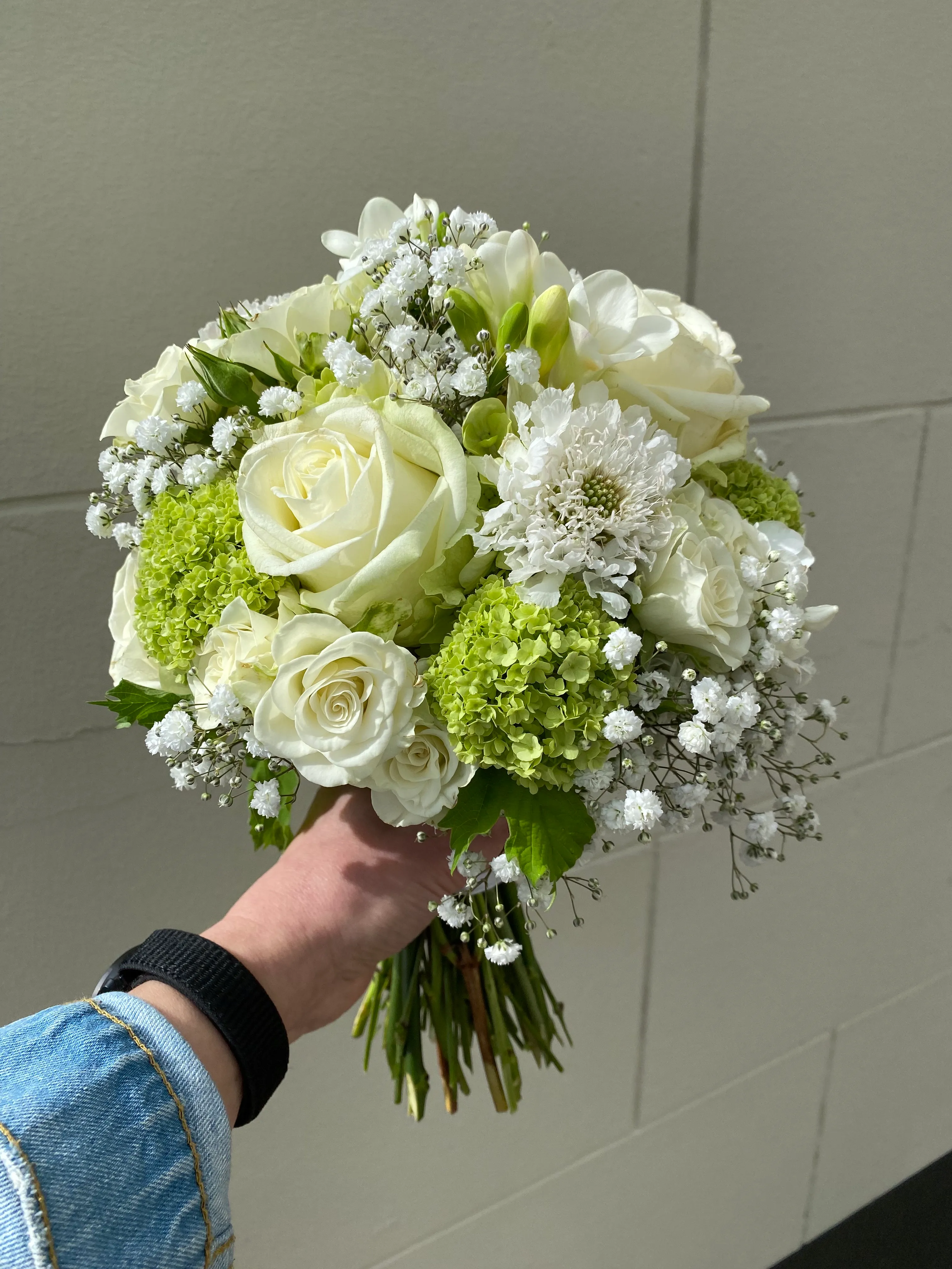 Wit-groen bruidsboeket met rozen