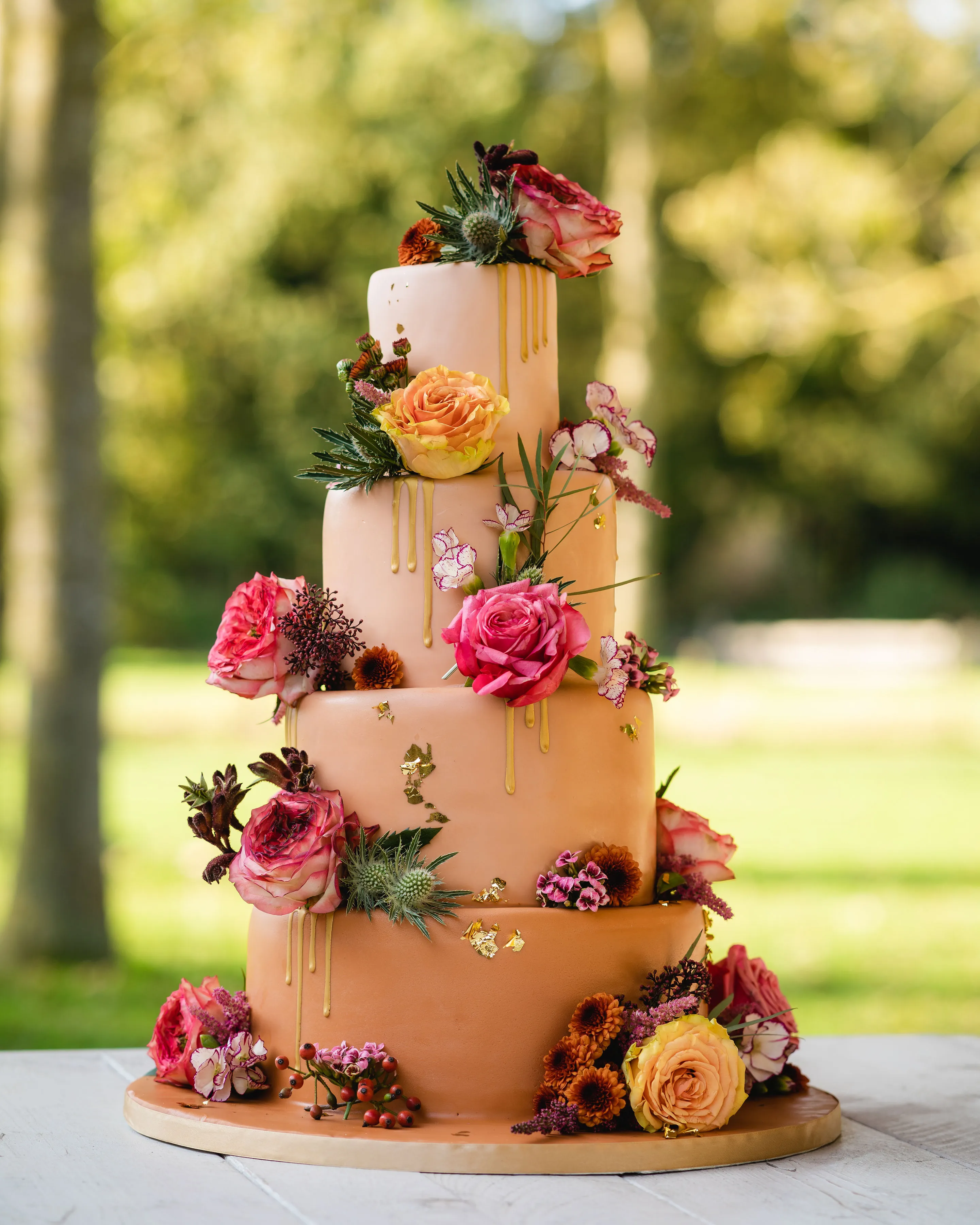 Bruidstaart met verse bloemen