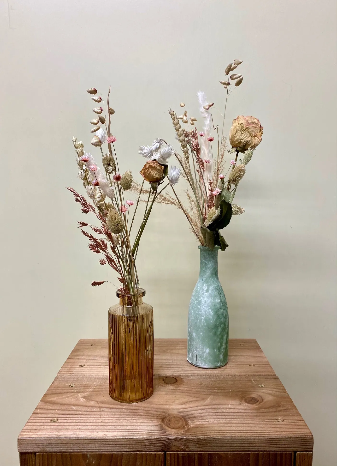 Zijde bloemenarrangement voor kantoor