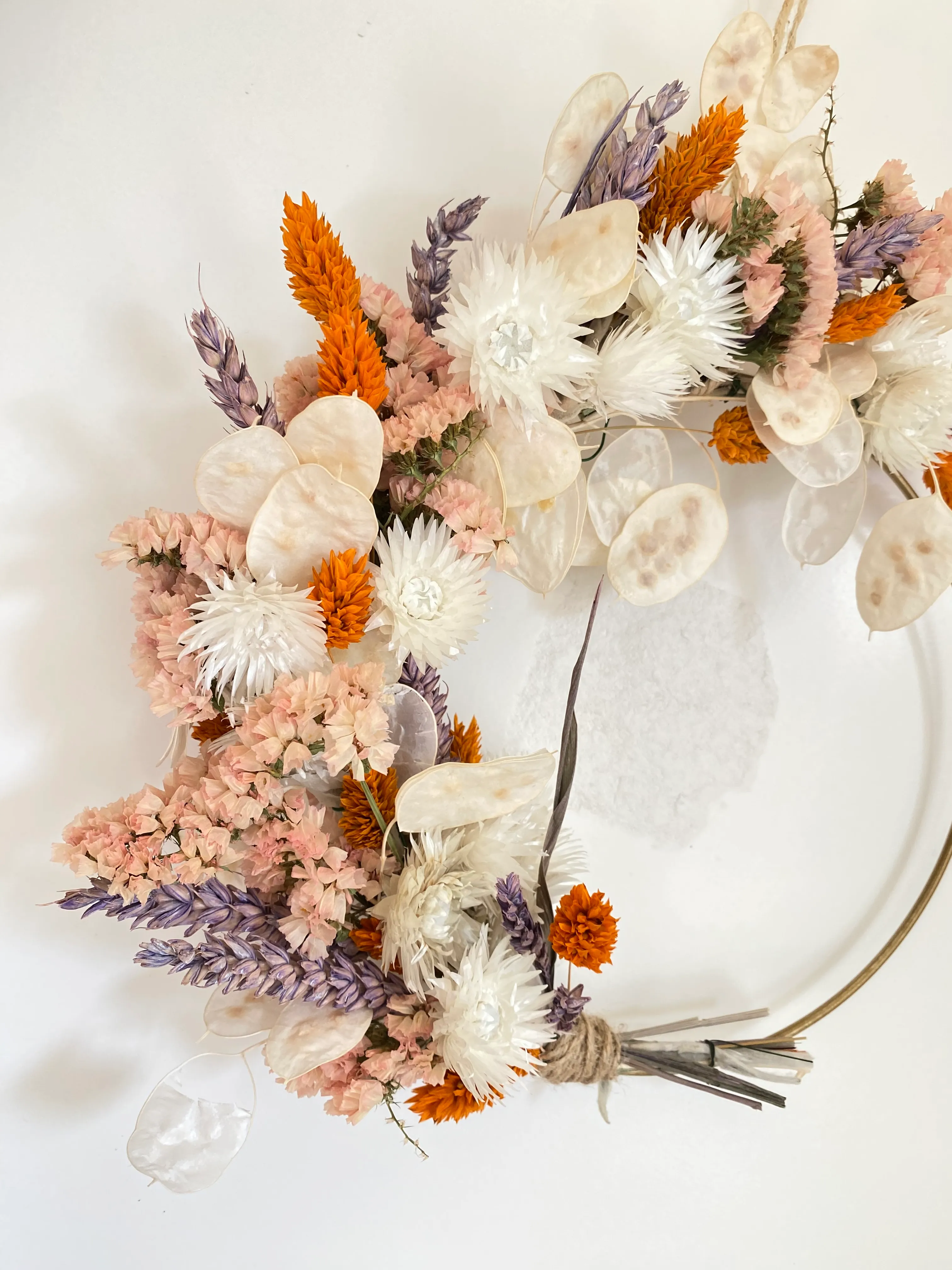 Droogbloemenkrans in zachte tinten