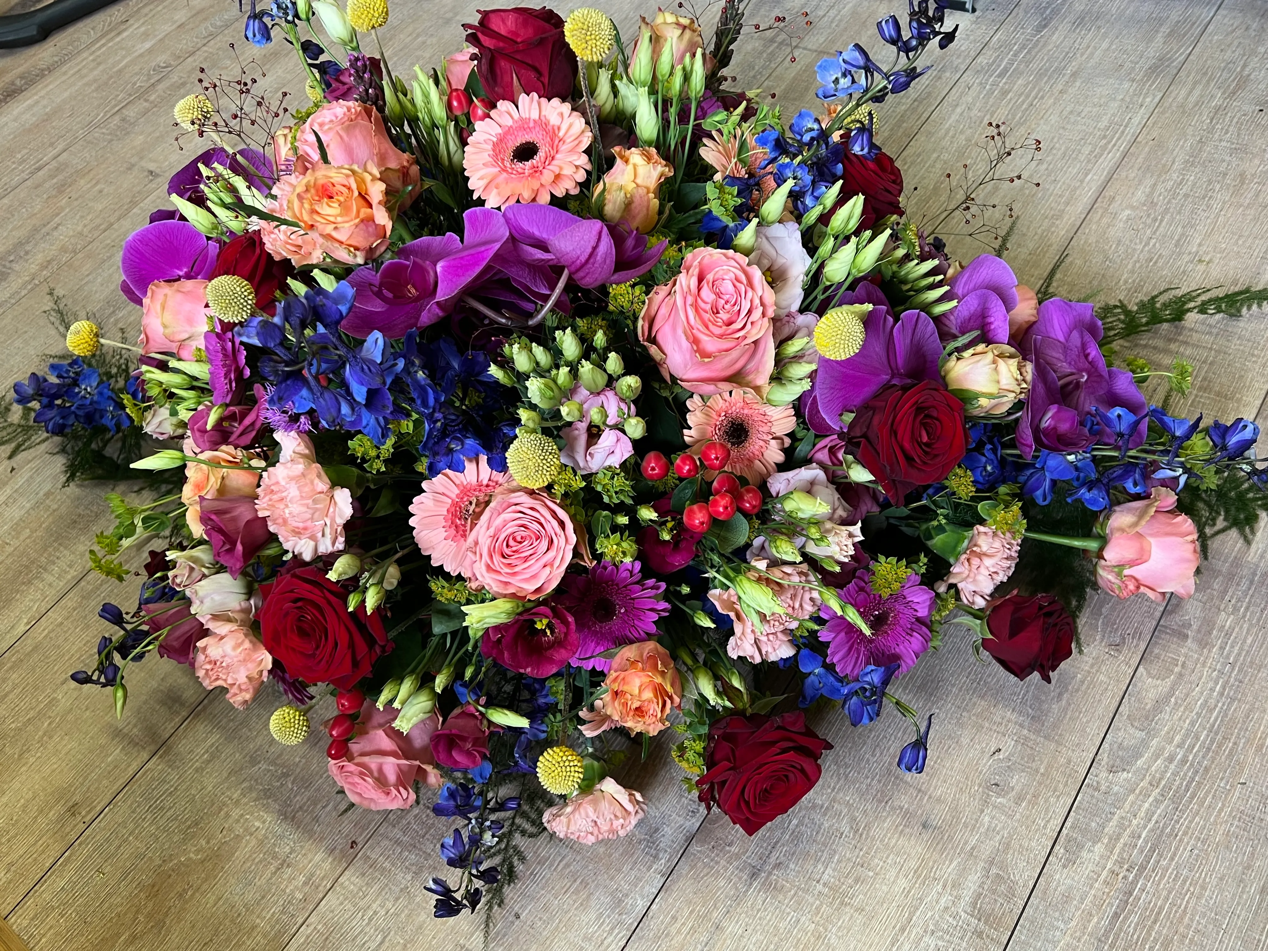 Druppelvormig rouwbloemstuk