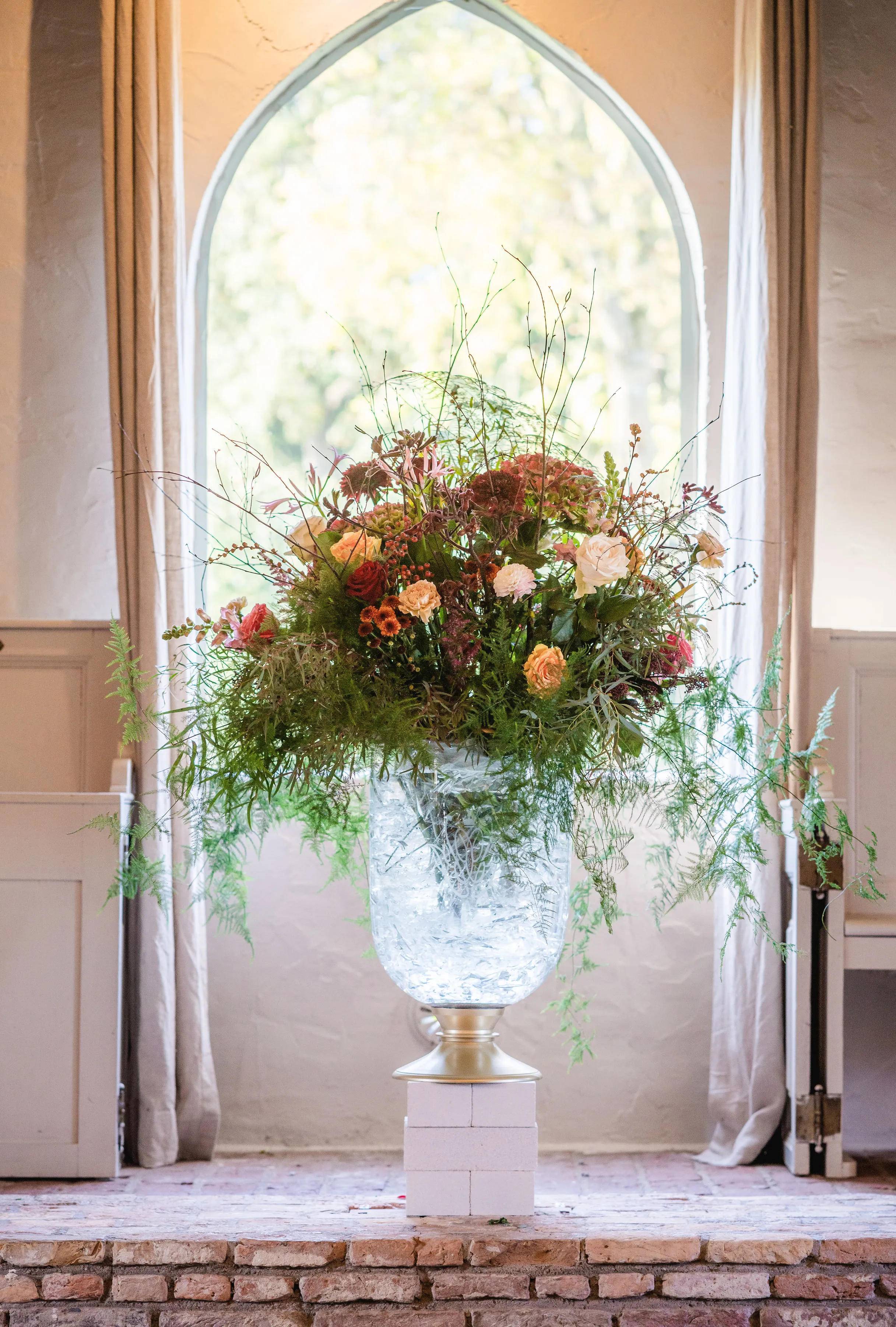 Grote vaas met bloemstuk voor zakelijke locatie