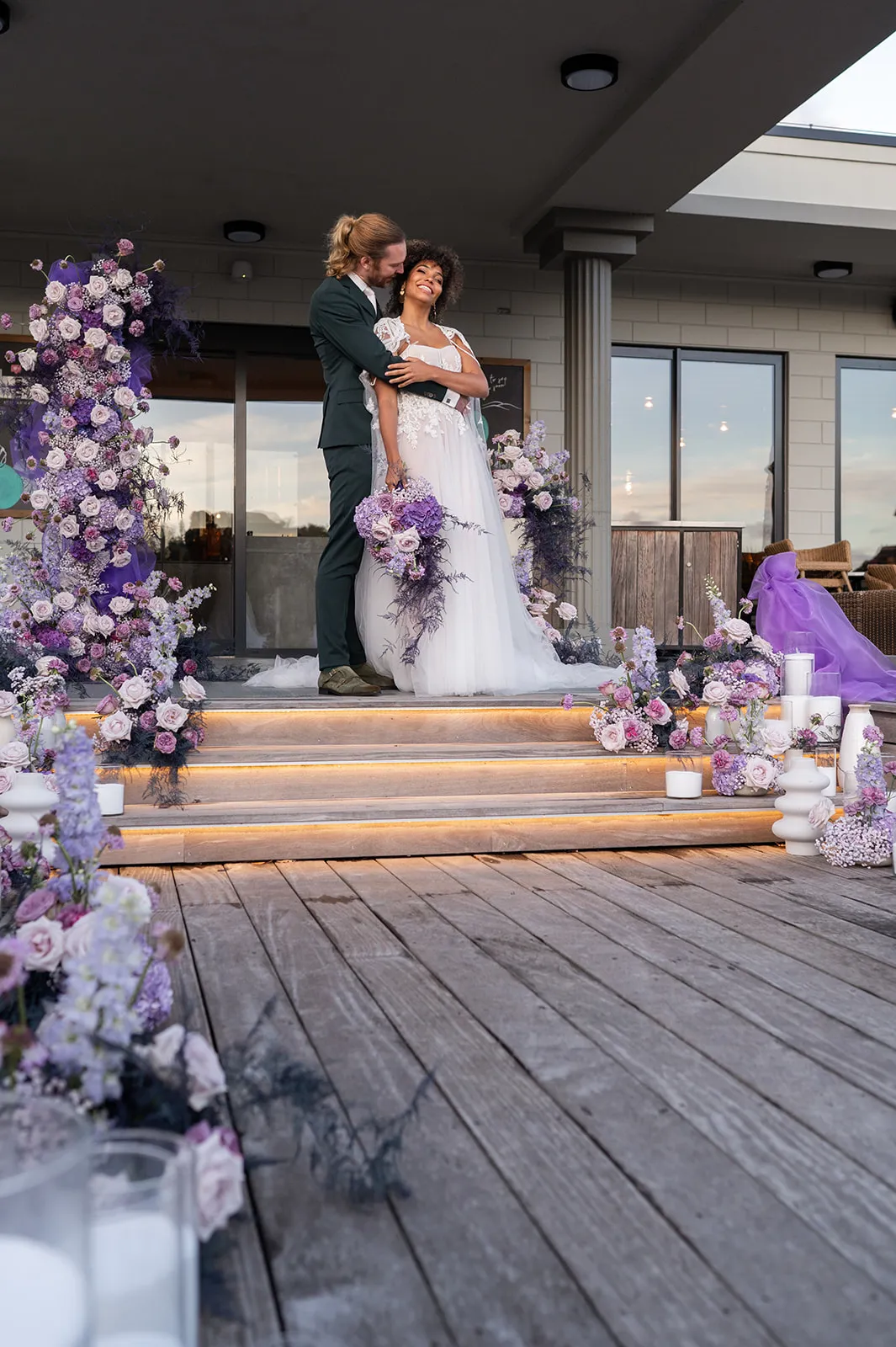 Bruidspaar met prachtig bloemwerk