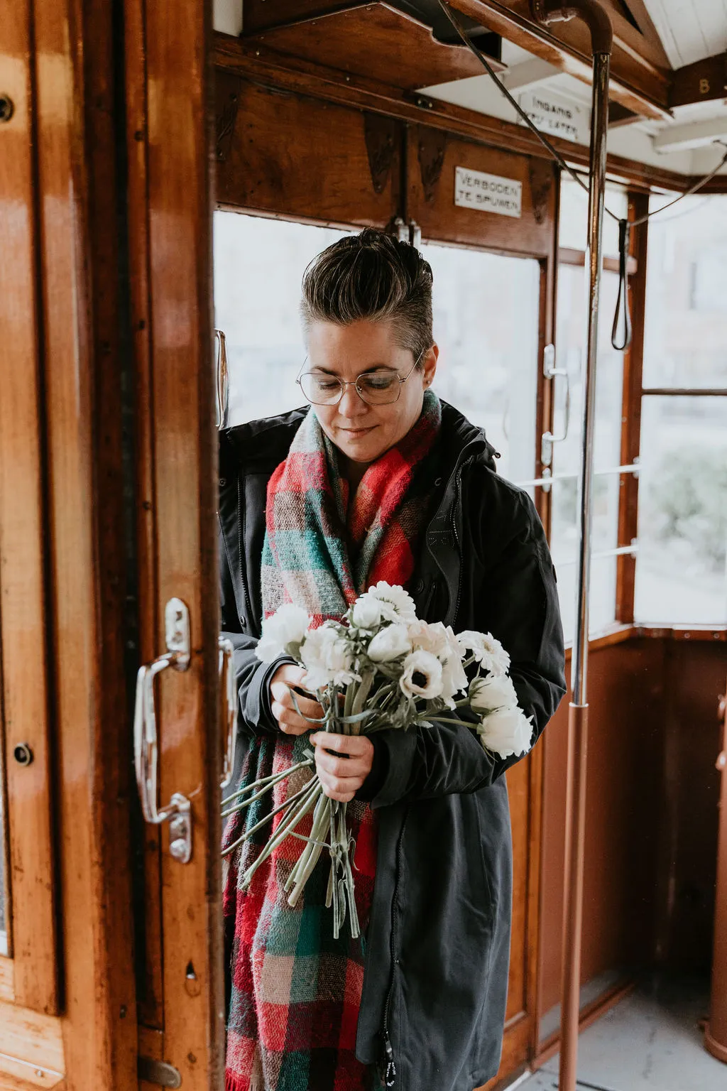 Renate met bloemen in een tram