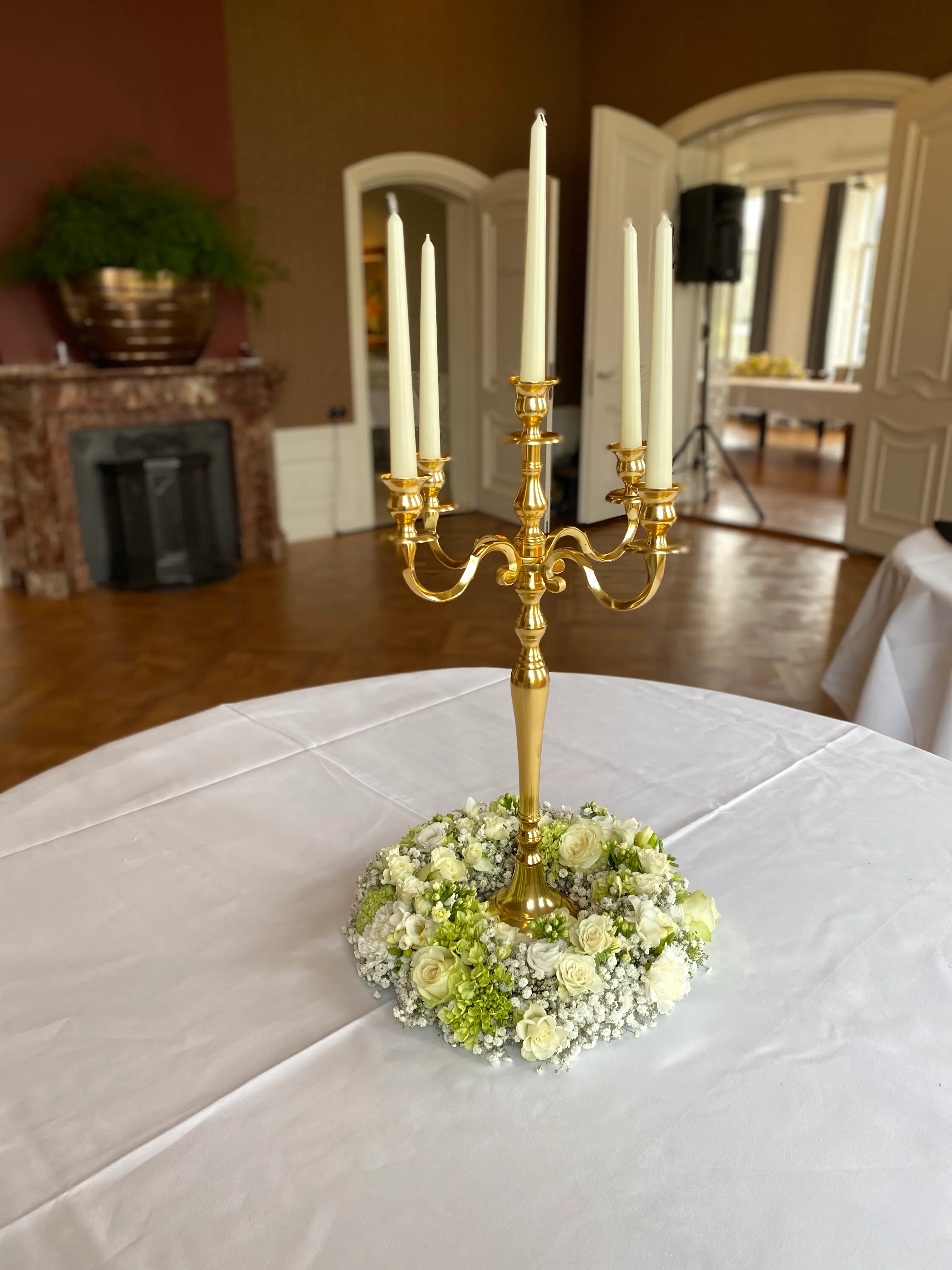 Kandelaar met bloemenkrans