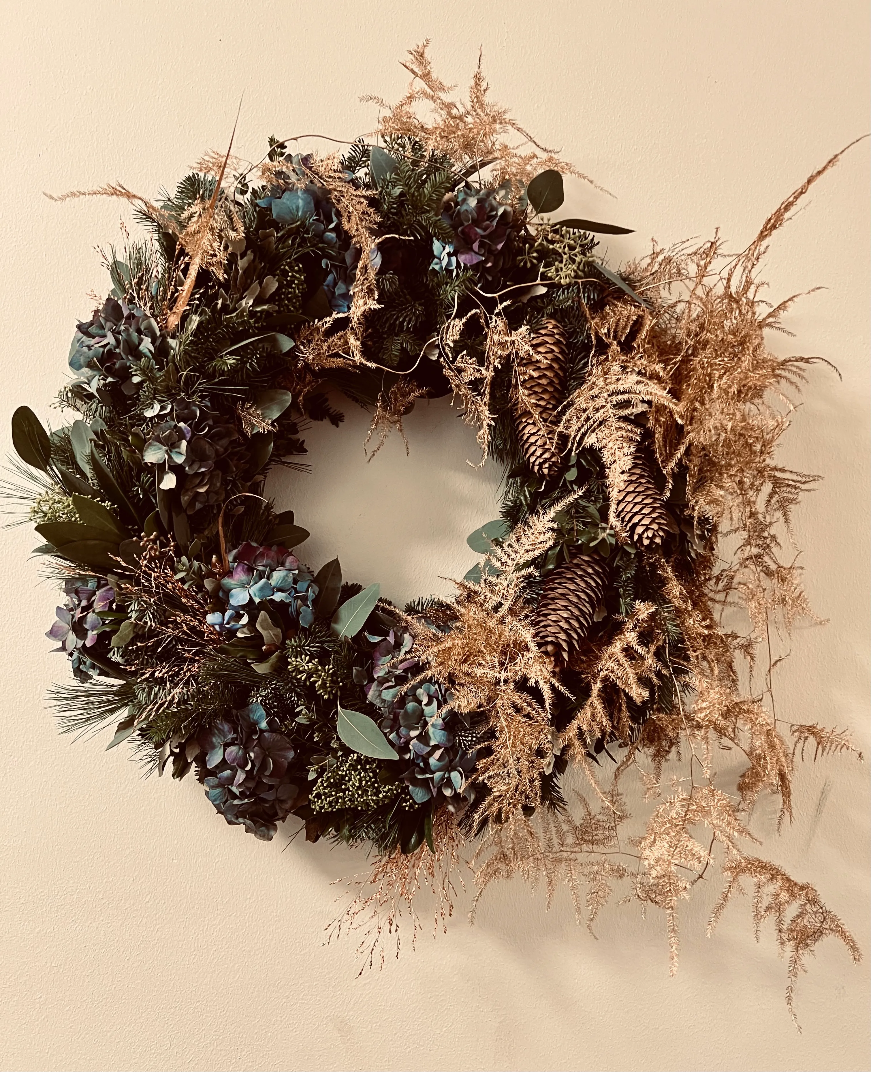 Sfeervolle kerstkrans met natuurlijke materialen