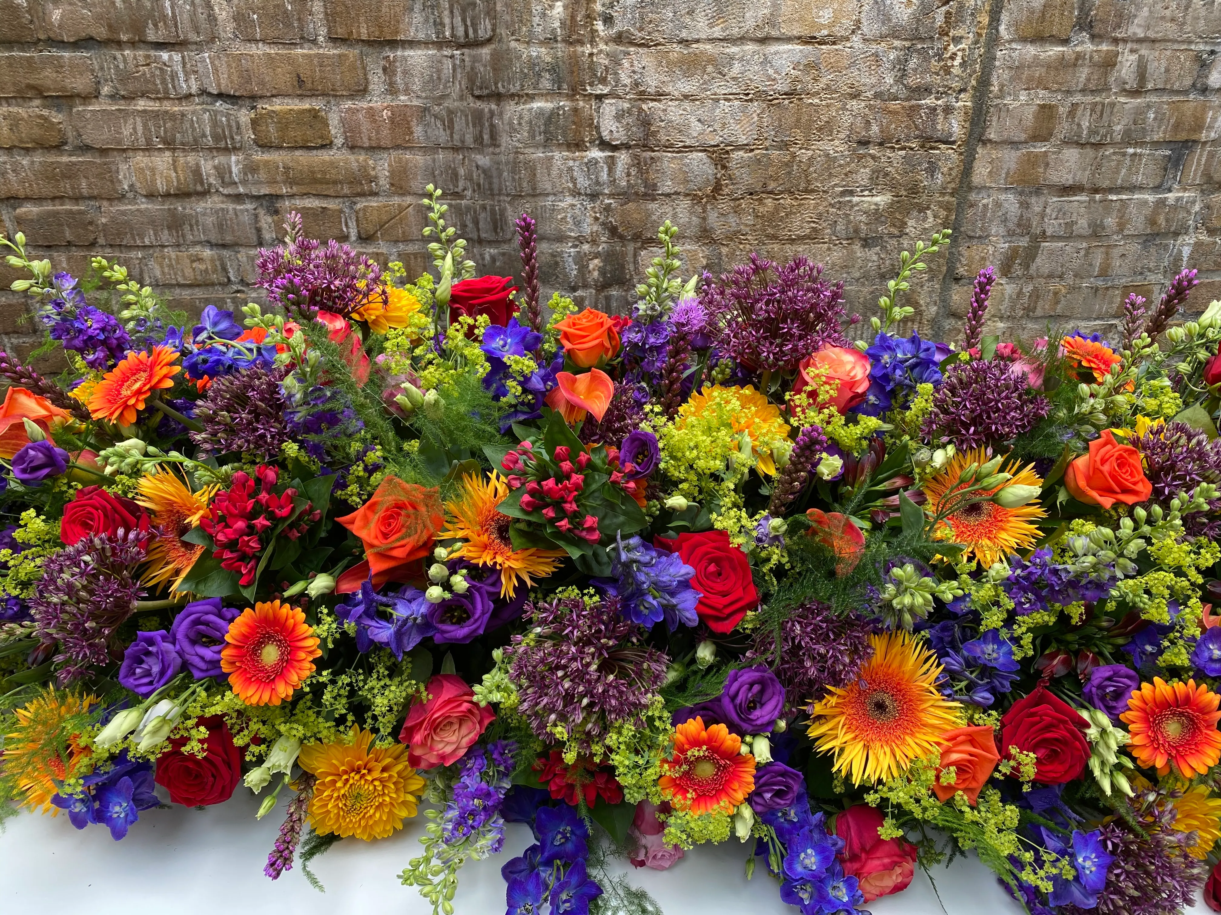 Kistbedekkend bloemstuk in warme kleuren