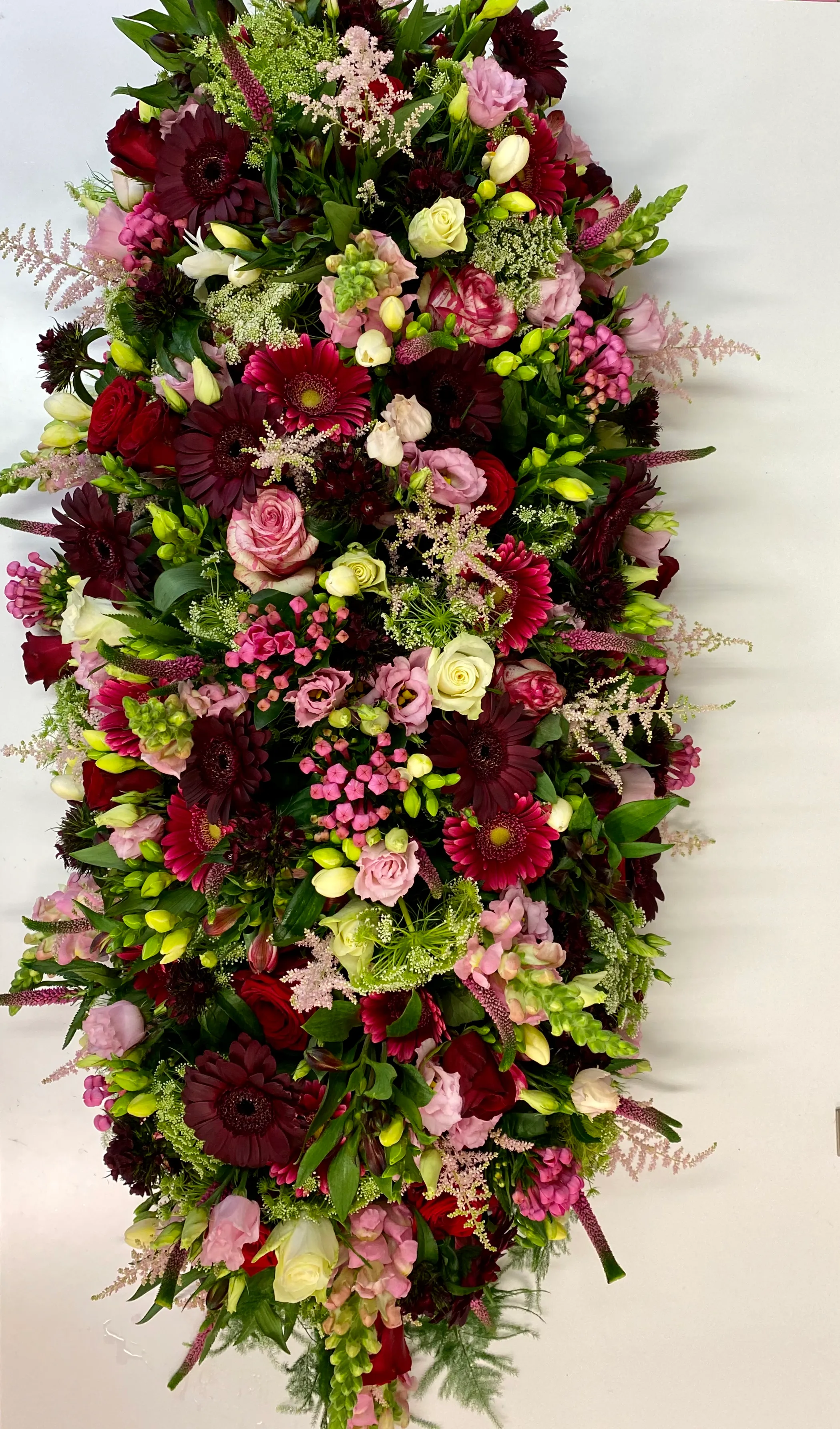 Kistbedekkend bloemstuk in bordeaux