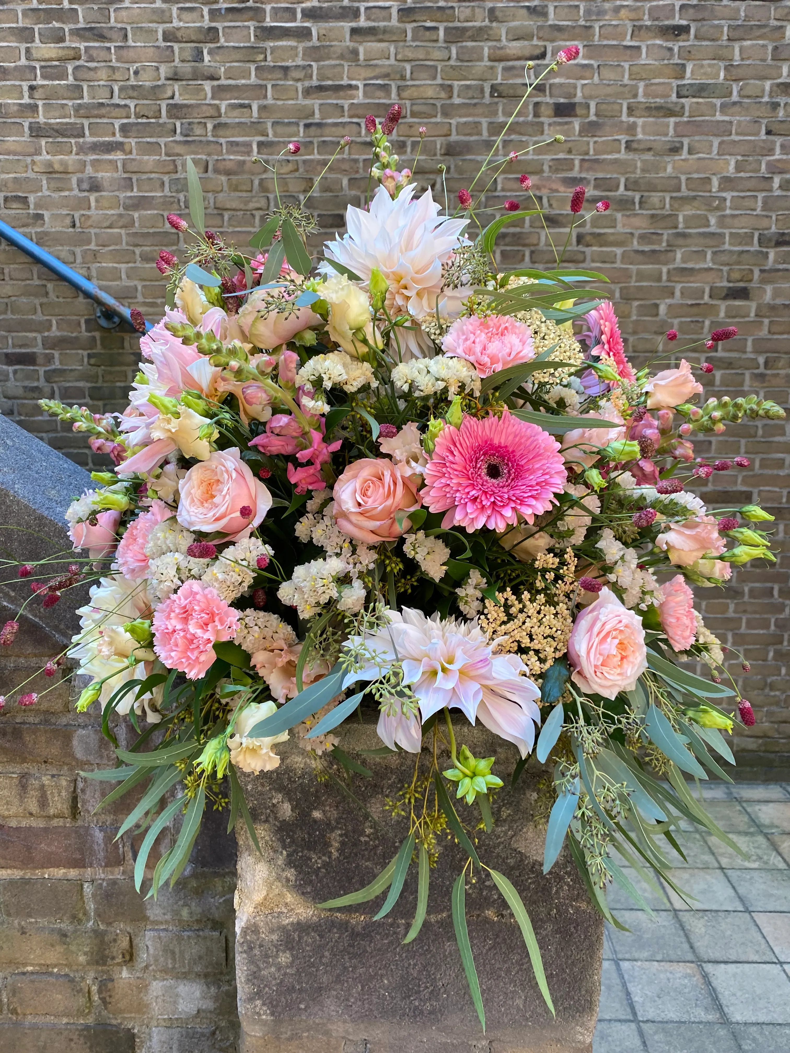 Roze rond rouwbloemstuk