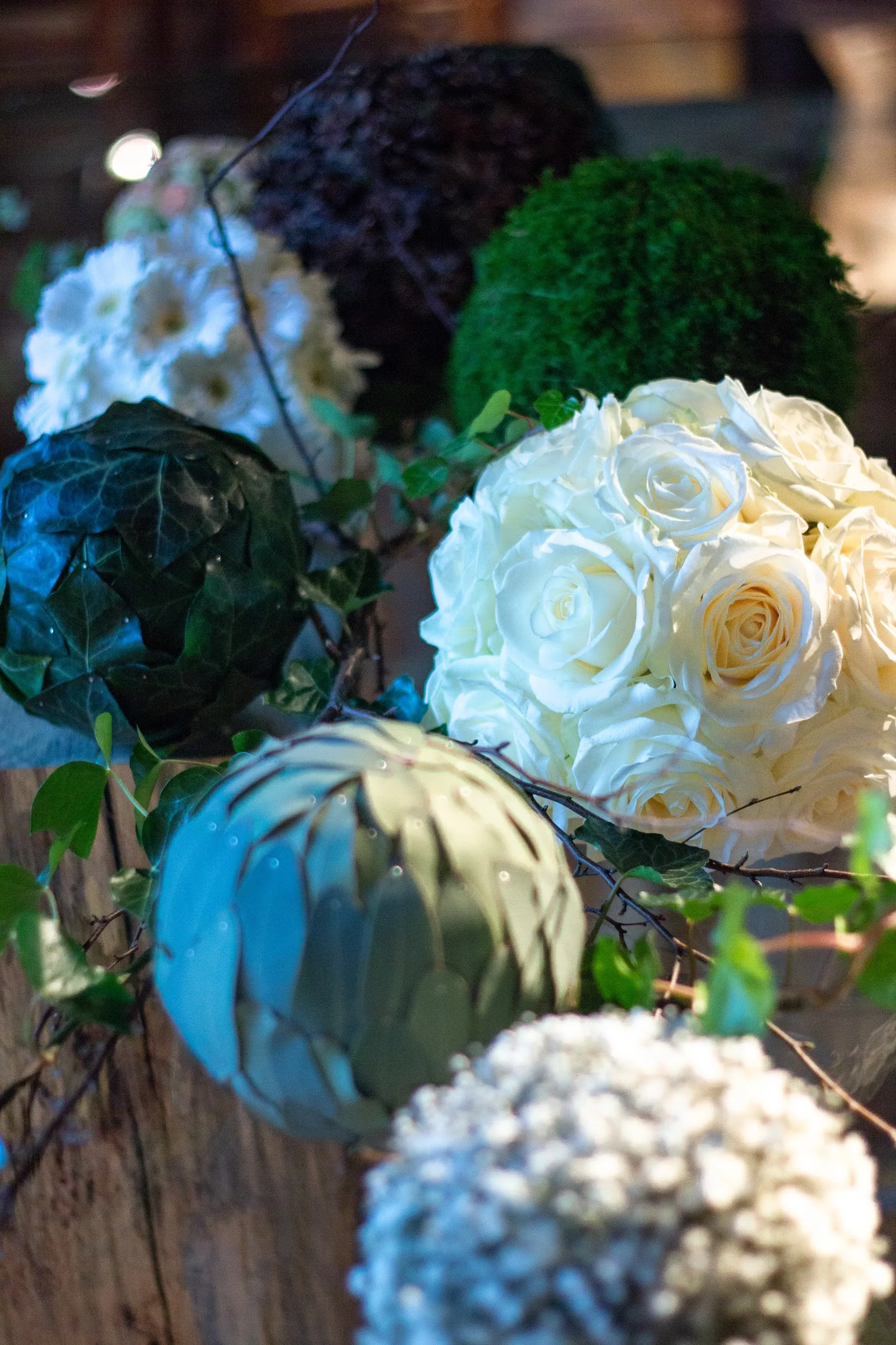 Rouwbloemwerk met bloemballen