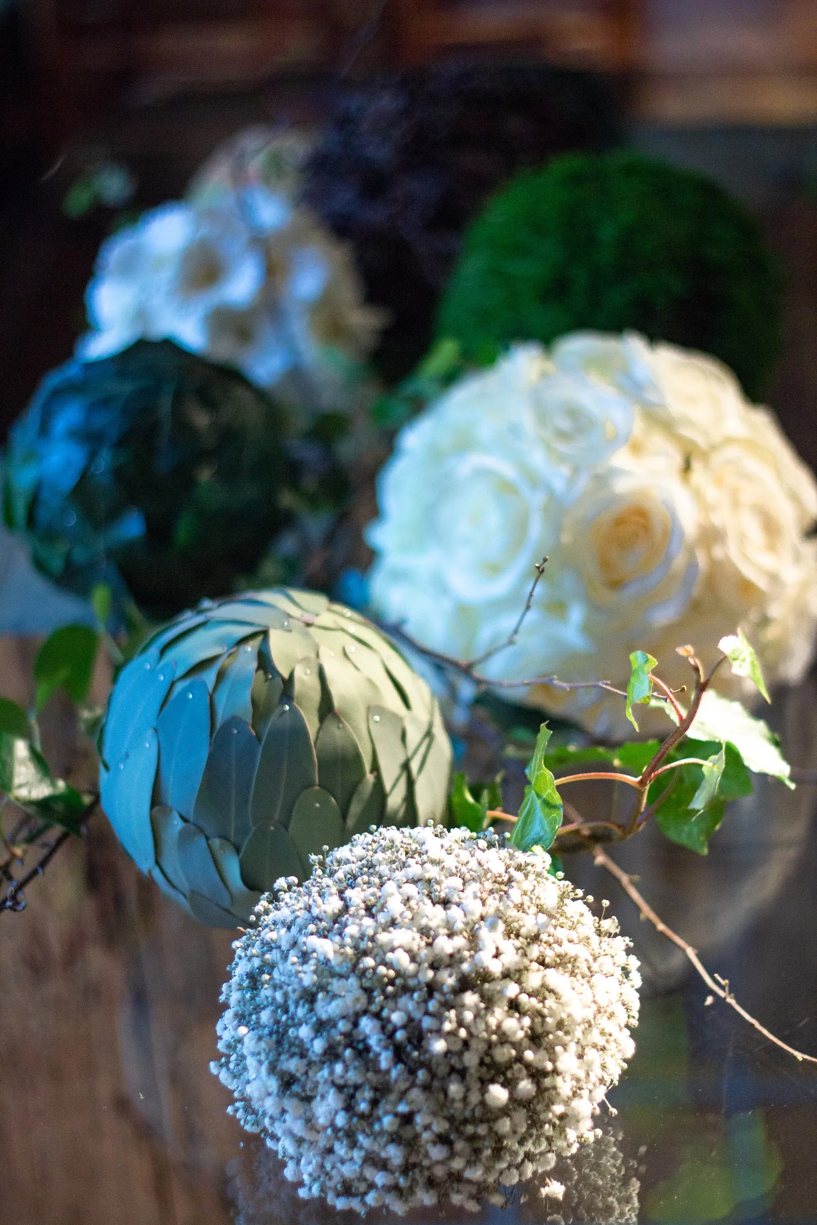 Rouwbloemwerk met bloemballen