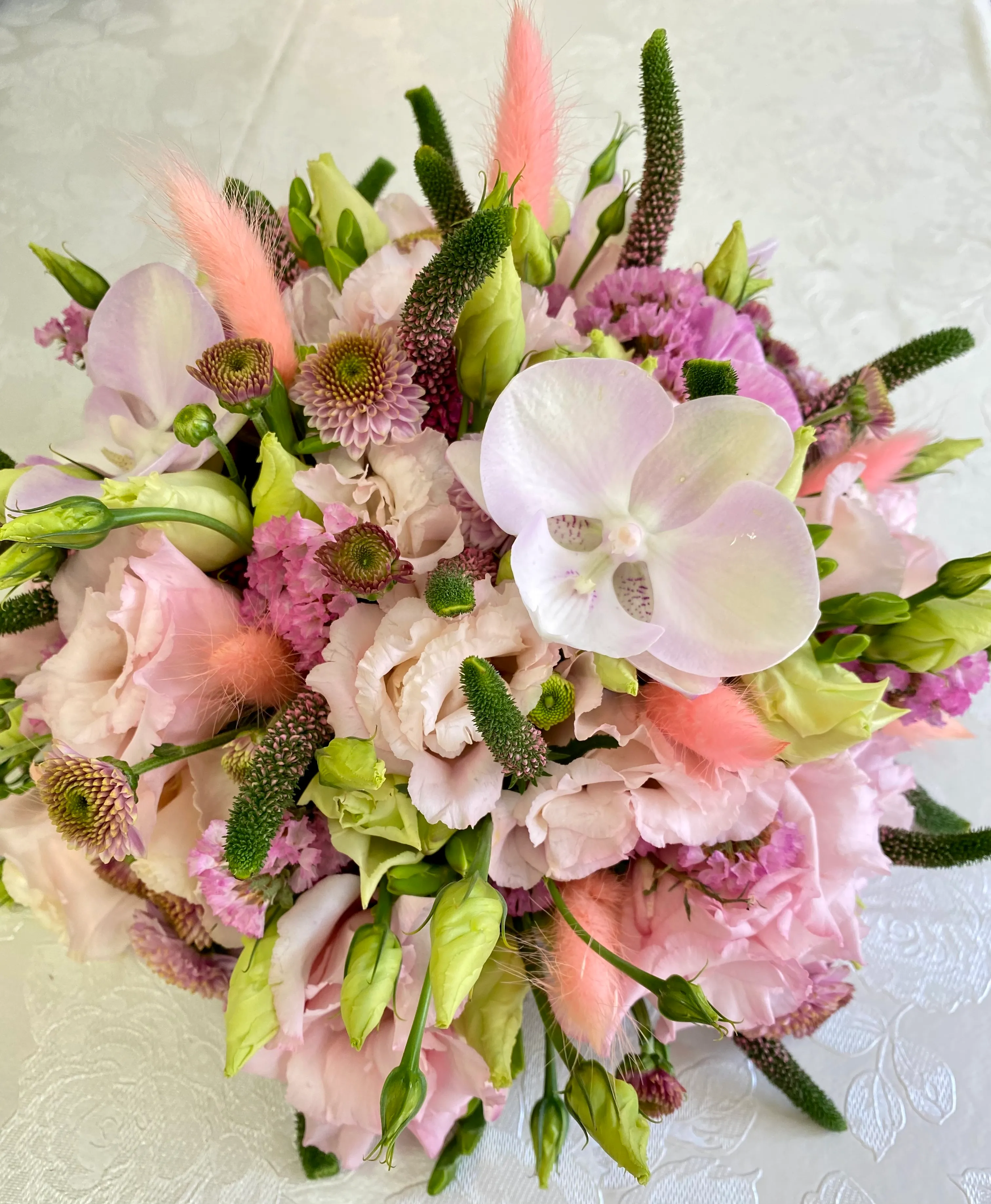 Zacht roze rond rouwbloemstuk