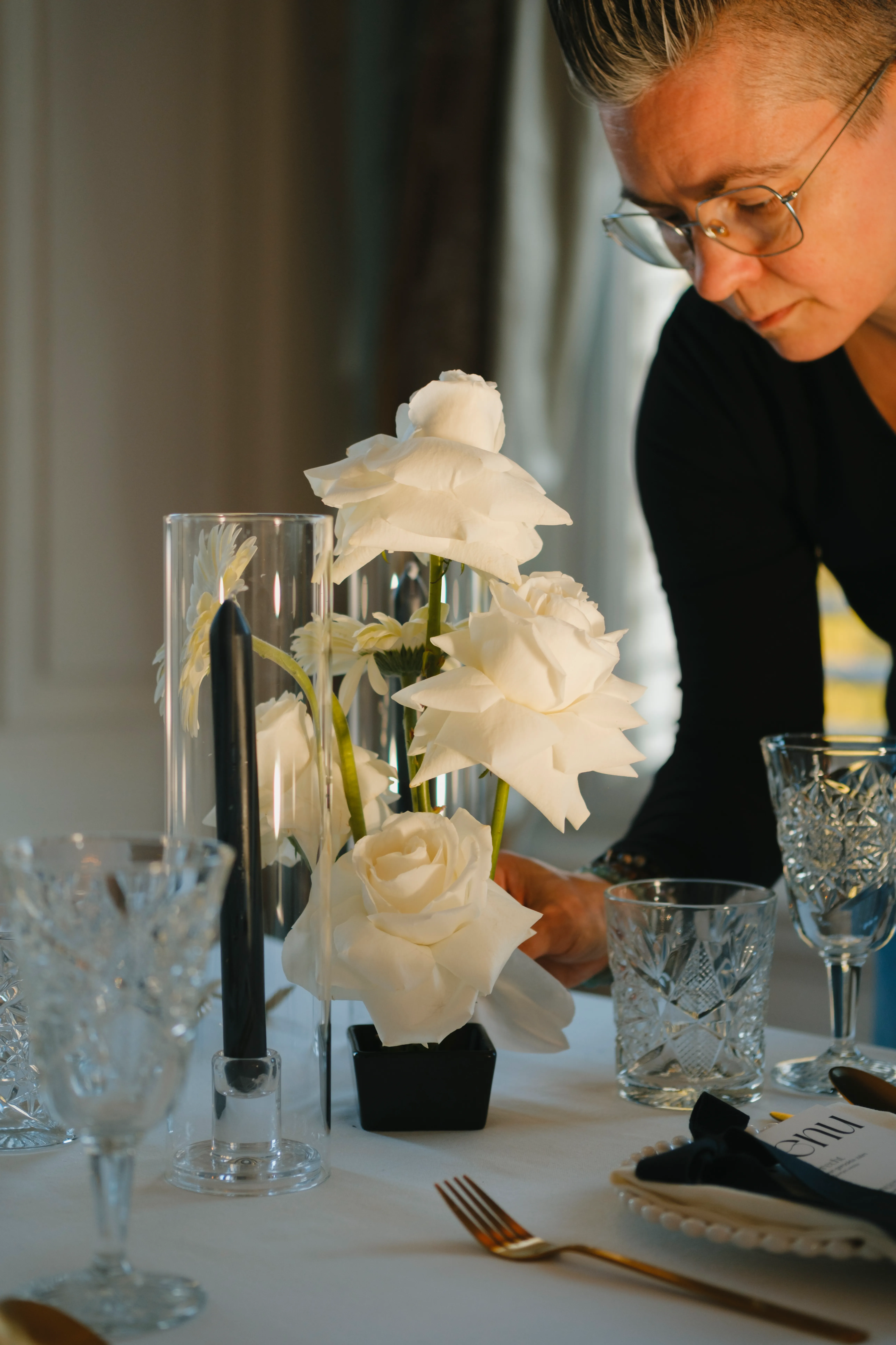 Renate styling een tafel met bloemen