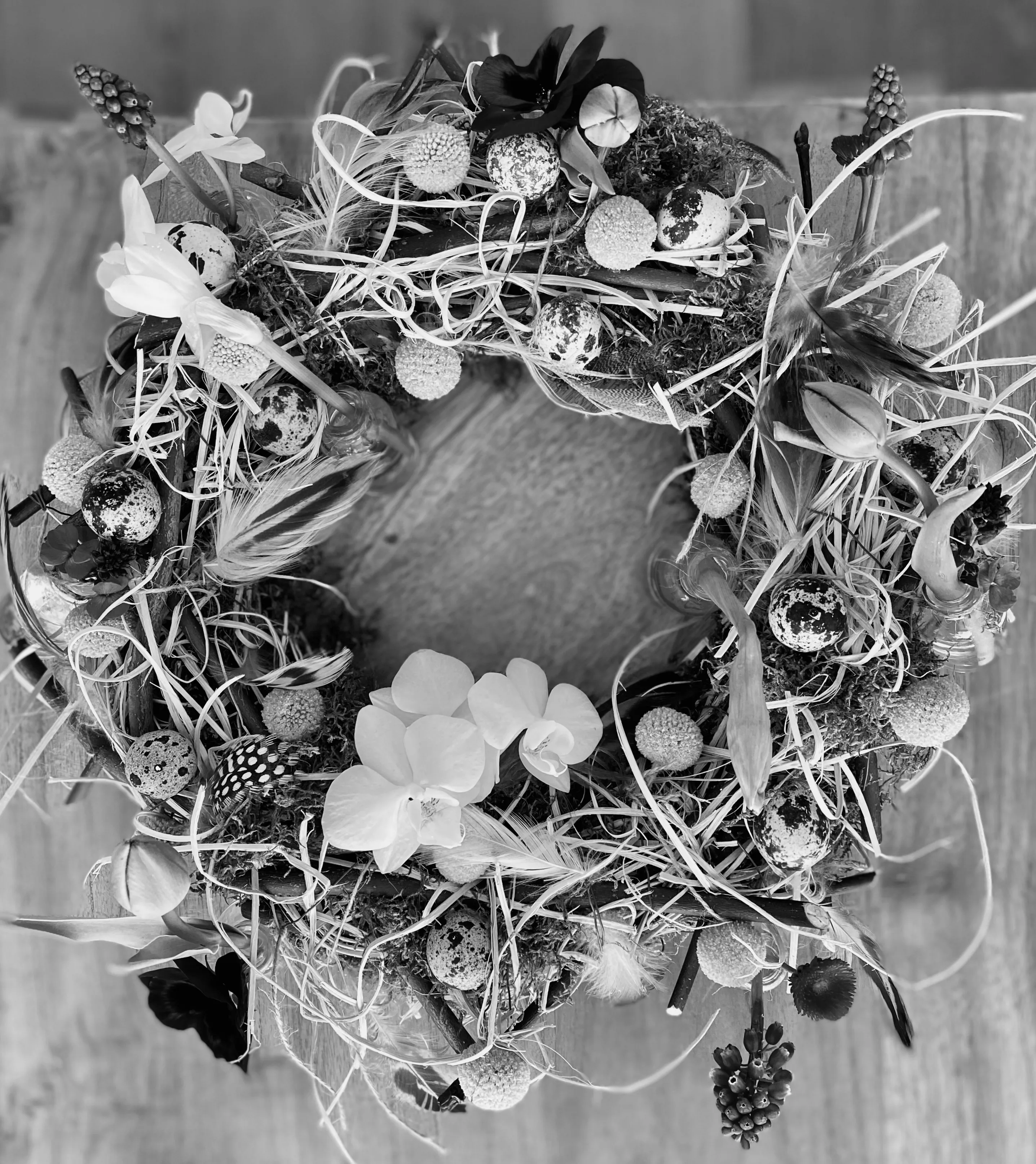 Voorjaarskrans met mini-flesjes, gemaakt tijdens een workshop