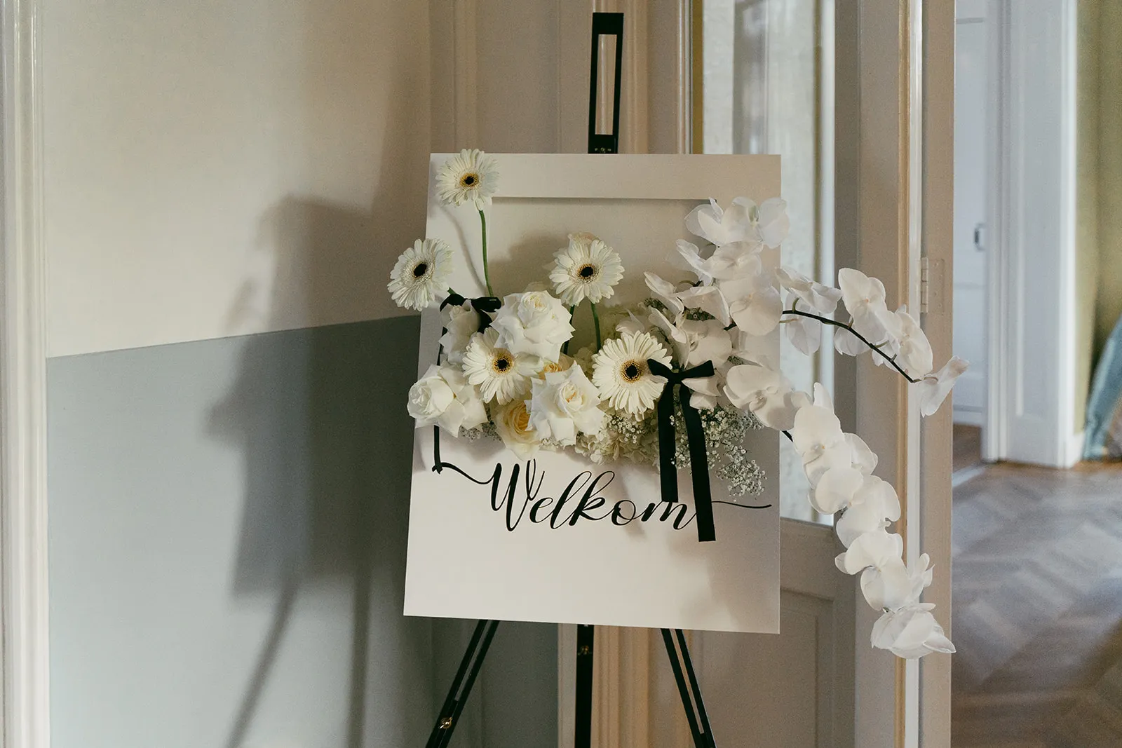 Welkomstbord met bloemdecoratie