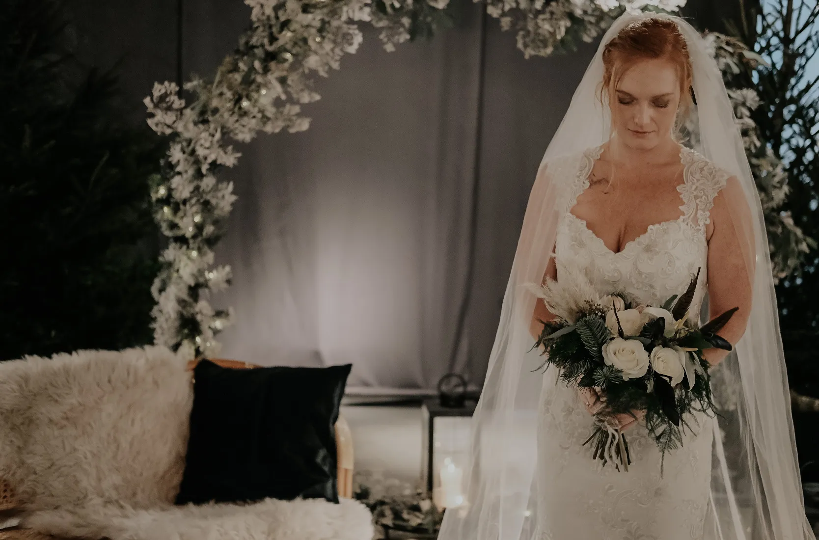 Winterbruiloft met seizoensgebonden bloemwerk