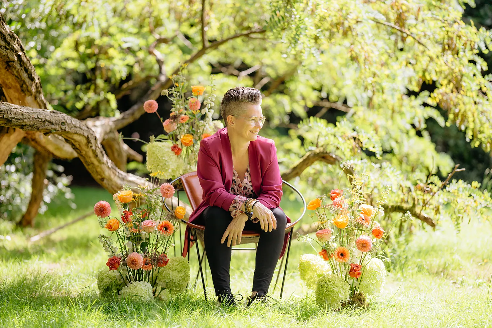Renate Heinen-Smits tussen de bloemen