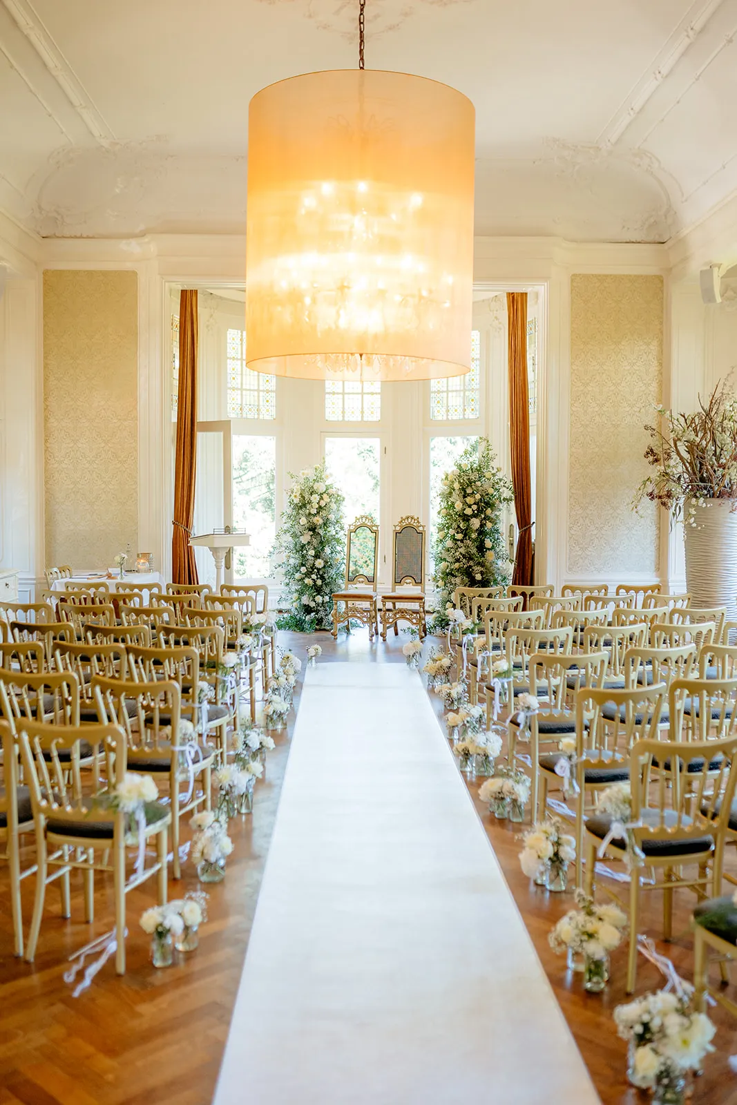 Ceremonie gangpad versierd met bloemen